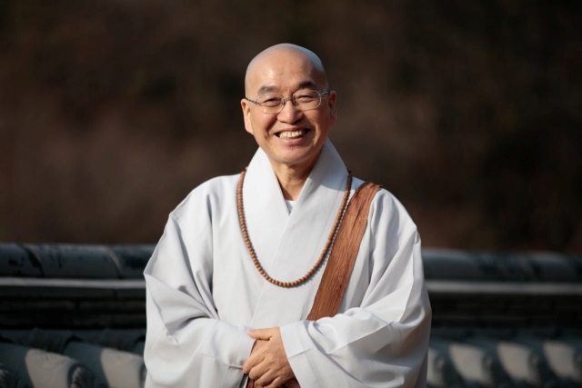 법률스님이 출연하는 SBS 로드 예능 프로그램 '법륜로드-스님과 손님'이 5월 공개된다. /SBS