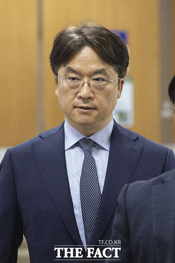 박현종 전 BHC 회장이 22일 오후 서울 서초구 서울중앙지방법원에서 열린 횡령·배임 혐의 공판에 출석하고 있다. /서예원 기자