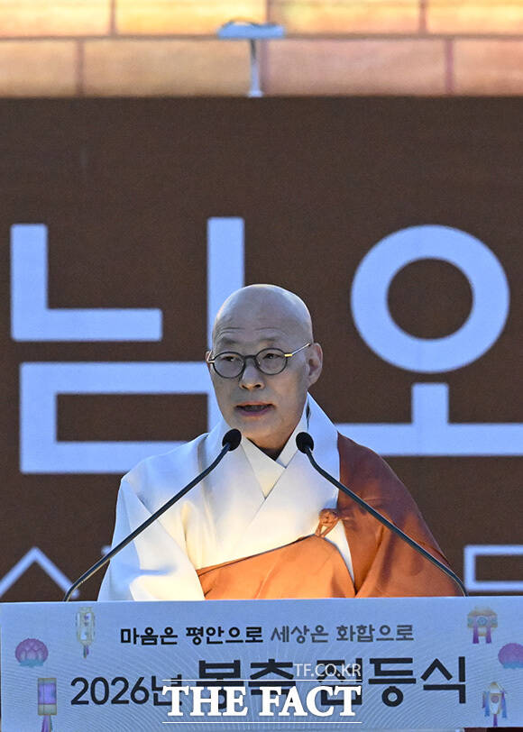 '2026년 부처님오신날 봉축점등회'가 22일 오후 서울 종로구 광화문광장에서 열린 가운데 조계종 총무원장 진우스님과 오세훈 서울시장, 정동영 통일부 장관을 비롯한 참석자들이 점등을 하고 있다. /송호영 기자