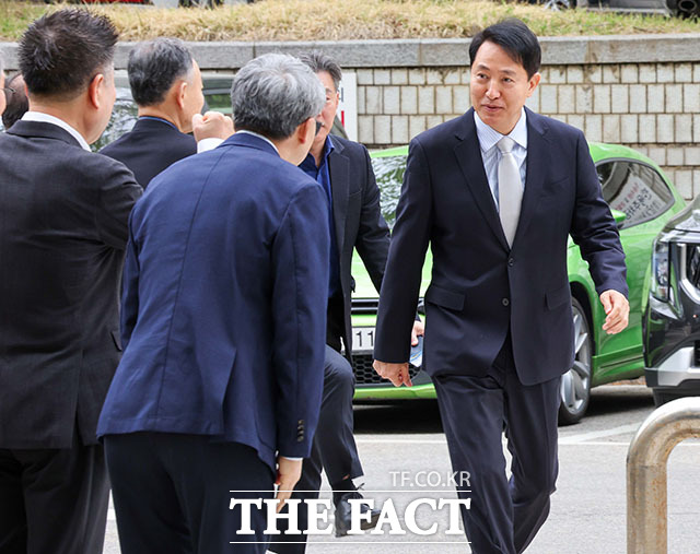 오세훈 서울시장이 22일 오전 서울 서초구 서울중앙지방법원에서 열린 '명태균 여론조사 의혹' 사건 1심 속행 공판에 출석하고 있다. /서예원 기자