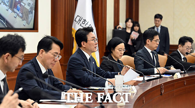 김민석 국무총리(오른쪽)가 22일 오전 서울 종로구 정부서울청사에서 열린 비상경제본부 회의에 참석해 모두발언을 하고 있다. /임영무 기자