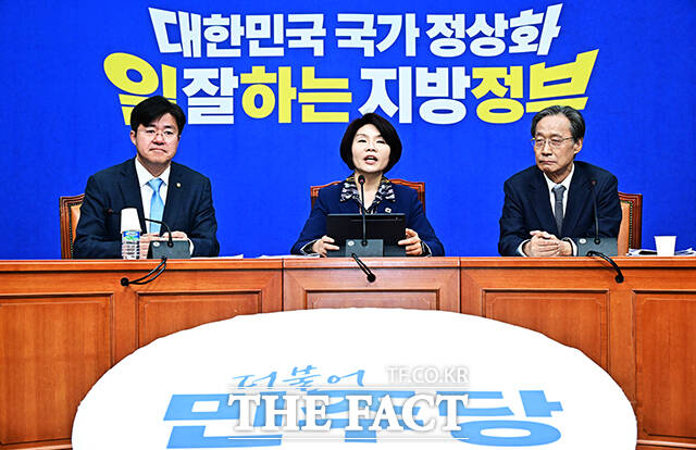 한정애 더불어민주당 정책위의장(가운데)이 22일 오전 서울 여의도 국회에서 열린 ‘대한민국 국가 정상화, 일 잘하는 지방정부' - 제9회 전국동시지방선거 더불어민주당 공약 발표 행사에 참석해 발언을 하고 있다. /국회=배정한 기자