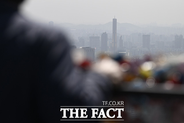 서울 시내와 한강이 흐릿하게 보이고 있다.
