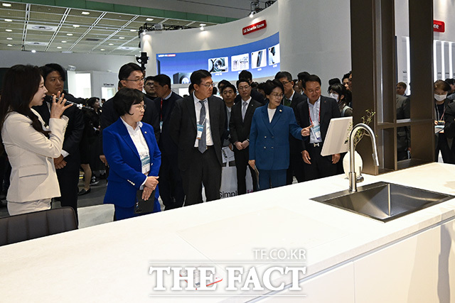 최형두 과방위 야당 간사와 류제명 과학기술정보통신부 제2차관, 김현 과방위 여당 간사(왼쪽부터)가 AI 기술 차량을 살펴보고 있다.