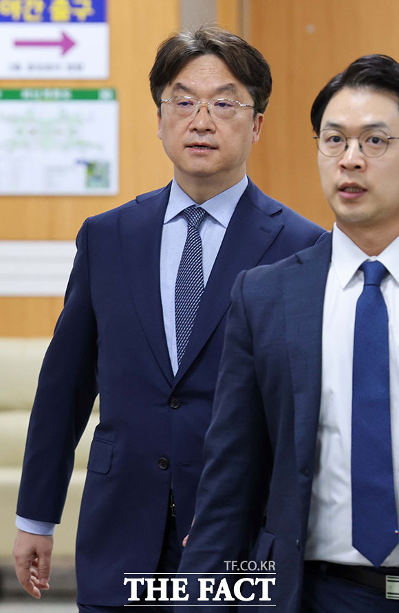 박현종 전 BHC 회장이 22일 오후 서울 서초구 서울중앙지방법원에서 열린 횡령·배임 혐의 공판에 출석하고 있다. /서예원 기자