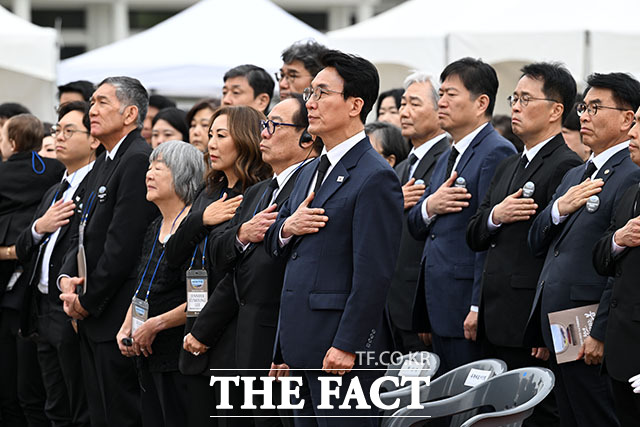 김민석 국무총리가 독립유공자 이하전 지사 유해봉환식에서 봉환사를 하고 있다.
