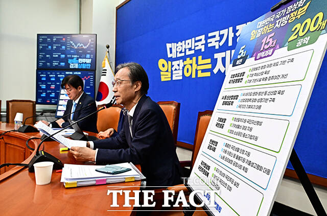 한정애 더불어민주당 정책위의장(가운데)이 22일 오전 서울 여의도 국회에서 열린 ‘대한민국 국가 정상화, 일 잘하는 지방정부' - 제9회 전국동시지방선거 더불어민주당 공약 발표 행사에 참석해 발언을 하고 있다. /국회=배정한 기자