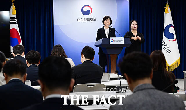 이스란 보건복지부 제1차관이 22일 오전 서울 종로구 정부서울청사에서 아동학대 예방 및 대응 강화방안과 관련해 브리핑하고 있다. /임영무 기자