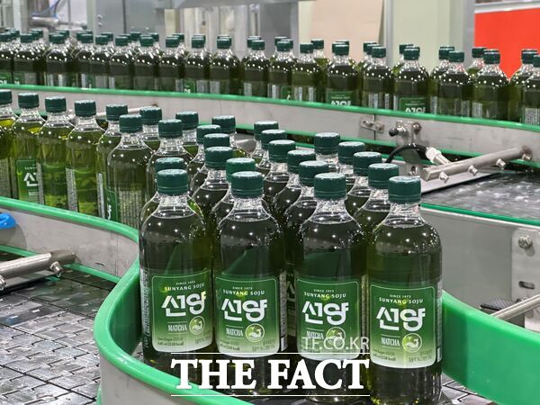 대전 향토기업 선양소주가 22일 국내 최초로 신개념 소주 '선양 말차'를 전격 출시했다. /선양소주