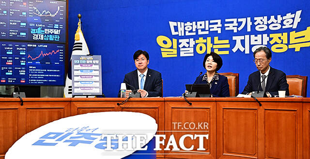 한정애 더불어민주당 정책위의장(가운데)이 22일 오전 서울 여의도 국회에서 열린 ‘대한민국 국가 정상화, 일 잘하는 지방정부' - 제9회 전국동시지방선거 더불어민주당 공약 발표 행사에 참석해 발언을 하고 있다. /국회=배정한 기자