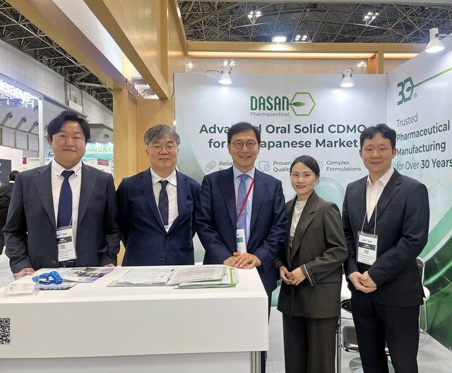 류형선 다산제약 대표(가운데)가 CPHI JAPAN 2026 다산제약 전시부스에서 사진을 촬영하고 있다. /다산제약
