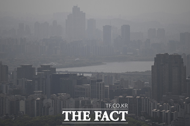 서울 시내와 한강이 흐릿하게 보이고 있다.