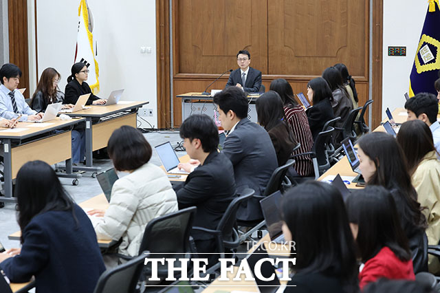 유제민 서울고등법원 공보관이 22일 오전 서울 서초구 서울중앙지방법원에서 서울고법 공보관 기자간담회를 열고 발언하고 있다. /서예원 기자