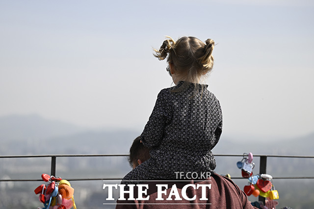 서울 시내와 한강이 흐릿하게 보이고 있다.