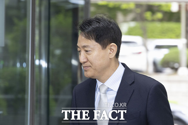 오세훈 서울시장이 22일 오전 서울 서초구 서울중앙지방법원에서 열린 '명태균 여론조사 의혹' 사건 1심 속행 공판에 출석하고 있다. /서예원 기자