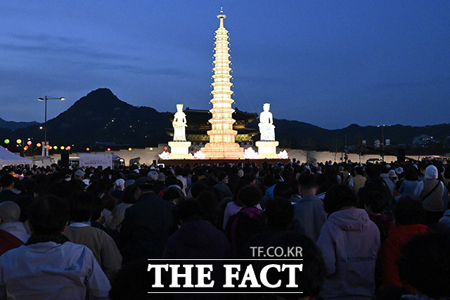 '2026년 부처님오신날 봉축점등회'가 22일 오후 서울 종로구 광화문광장에서 열린 가운데 조계종 총무원장 진우스님과 오세훈 서울시장, 정동영 통일부 장관을 비롯한 참석자들이 점등을 하고 있다. /송호영 기자