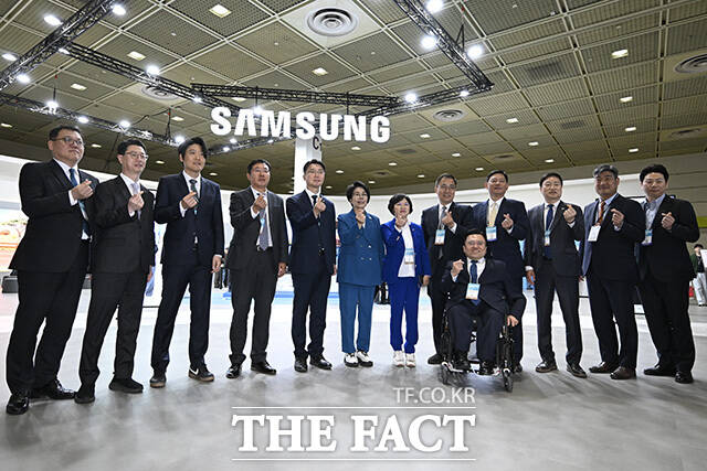 최형두 과방위 야당 간사와 류제명 과학기술정보통신부 제2차관, 김현 과방위 여당 간사(왼쪽부터)가 AI 기술 차량을 살펴보고 있다.