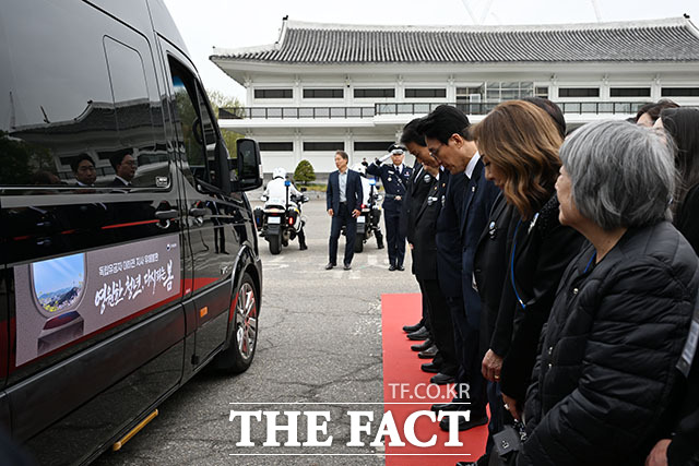 김민석 국무총리가 독립유공자 이하전 지사 유해봉환식에서 봉환사를 하고 있다.