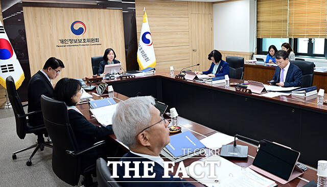 송경희 개인정보보호위원회 위원장이 22일 오후 서울 종로구 정부서울청사에서 열린 제7회 전체회의에 참석해 모두발언을 하고 있다. /임영무 기자