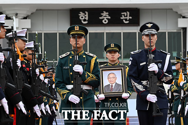 김민석 국무총리가 독립유공자 이하전 지사 유해봉환식에서 봉환사를 하고 있다.