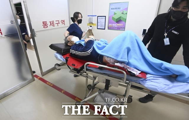 2024년 2월 20일 경기도 성남시 국군수도병원 응급실로 한 응급환자가 이송되고 있다. /더팩트DB, 공동취재단
