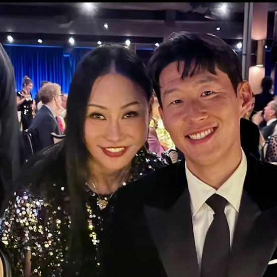 한국 이름 천희경, 에반 차우(왼쪽)는 1988년 자신의 패션 브랜드를 시작으로 이름을 알린 뒤, 글로벌 예술 후원과 문화 활동으로 영역을 확장하며 영향력을 키워왔다. /에바 차우 인스타그램