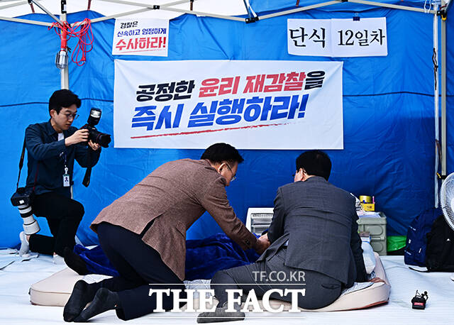 송언석 국민의힘 원내대표가 22일 오전 서울 여의도 국회 본관 앞에서 단식 농성을 이어가고 있는 안호영 더불어민주당 의원을 방문해 대화하고 있다. /국회=배정한 기자