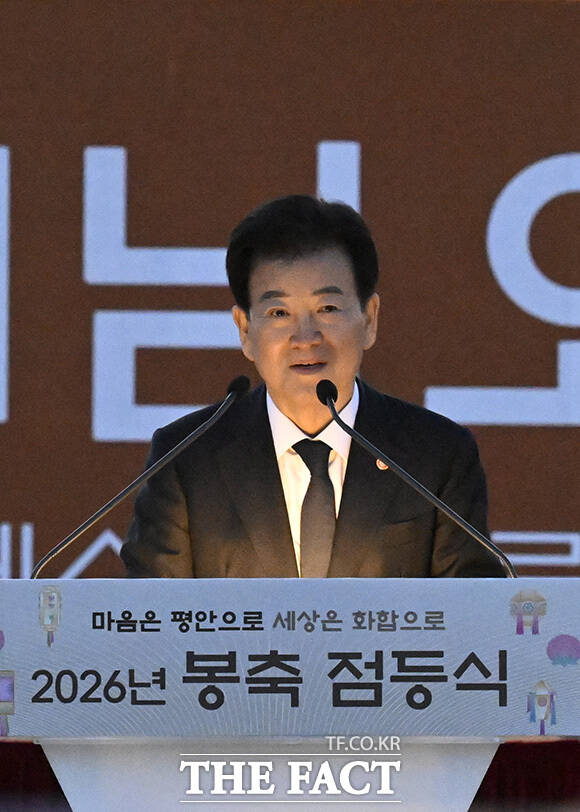 '2026년 부처님오신날 봉축점등회'가 22일 오후 서울 종로구 광화문광장에서 열린 가운데 조계종 총무원장 진우스님과 오세훈 서울시장, 정동영 통일부 장관을 비롯한 참석자들이 점등을 하고 있다. /송호영 기자