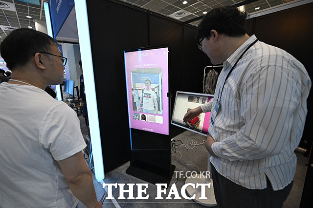 행사장이 방문객들로 붐비고 있다.