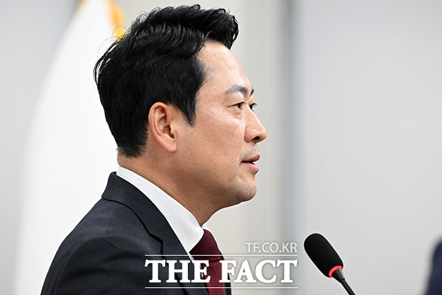 주요 격전지에서 지지율 간격이 점차 좁혀지는 양상이다. 사진은 장동혁 국민의힘 대표가 20일 오전 서울 여의도 국회에서 열린 방미 성과 관련 기자간담회에서 발언을 하고 있는 모습. /서예원 기자