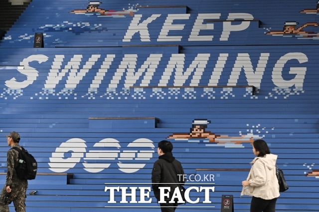 한국 이름 천희경, 에반 차우(왼쪽)는 1988년 자신의 패션 브랜드를 시작으로 이름을 알린 뒤, 글로벌 예술 후원과 문화 활동으로 영역을 확장하며 영향력을 키워왔다. /에바 차우 인스타그램