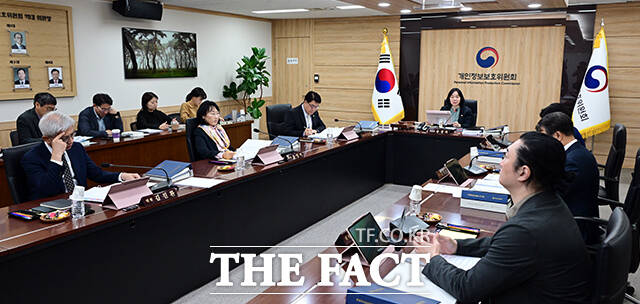 송경희 개인정보보호위원회 위원장이 22일 오후 서울 종로구 정부서울청사에서 열린 제7회 전체회의에 참석해 모두발언을 하고 있다. /임영무 기자