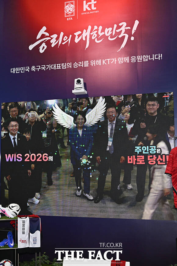 최형두 과방위 야당 간사와 류제명 과학기술정보통신부 제2차관, 김현 과방위 여당 간사(왼쪽부터)가 AI 기술 차량을 살펴보고 있다.