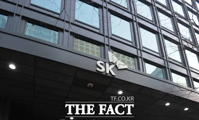 SK그룹이 22일 '지구의 날'을 맞아 오후 8시부터 10분간 서린빌딩(사진) 등 주요 계열사 사옥 조명을 소등한다. /더팩트 DB