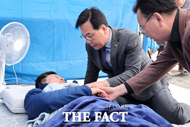 송언석 국민의힘 원내대표가 22일 오전 서울 여의도 국회 본관 앞에서 단식 농성을 이어가고 있는 안호영 더불어민주당 의원을 방문해 대화하고 있다. /국회=배정한 기자