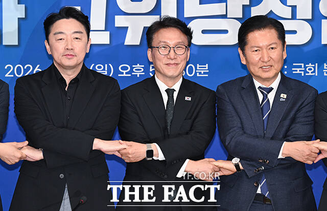 더불어민주당과 정부, 청와대는 22일 시장영향, 국제유가, 국민부담 등을 종합적으로 고려해 4차 석유류 최고가격제 설정에 나설 것이라고 밝혔다. 또 차량 5부제 참여 시 자동차 보험료를 할인해주는 '차량 5부제 할인 특약 상품'이 5월 중 출시될 것이라고 설명했다. 사진은 강훈식 대통령 비서실장과 김민석 국무총리, 정청래 더불어민주당 대표(왼쪽부터). /박헌우 기자