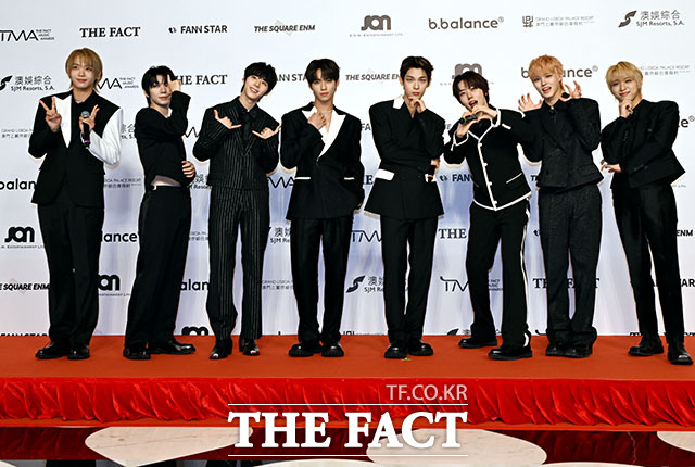 그룹 아홉(AHOF)이 5월 30일부터 아시아 8개 도시를 순회하는 '2026 AHOF 1ST TOUR : THE FIRST SPARK'를 개최한다. 사진은 아홉의 장슈아이보 박한 서정우 제이엘 스티븐 차웅기 박주원 다이스케(왼쪽부터)가 2025년 20일 오후 '마카오 아웃도어 퍼포먼스 베뉴'에서 열린 '2025 더팩트 뮤직 어워즈(TMA)'에 참석한 모습이다./이효균 기자