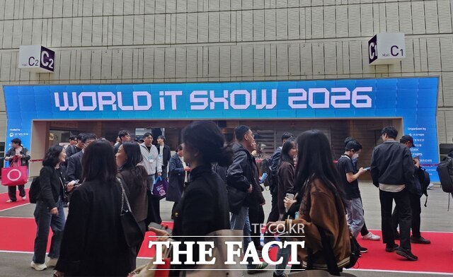 국내 최대 규모 ICT 전시회인 '월드IT쇼'가 22일부터 사흘간 서울시 강남구 코엑스에서 열린다. 관람객들이 이날 개막한 월드IT쇼 전시장을 찾아 입장을 기다리고 있다. /최문정 기자