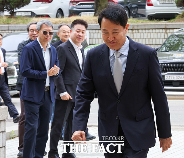 오세훈 서울시장이 22일 오전 서울 서초구 서울중앙지방법원에서 열린 '명태균 여론조사 의혹' 사건 1심 속행 공판에 출석하고 있다. /서예원 기자