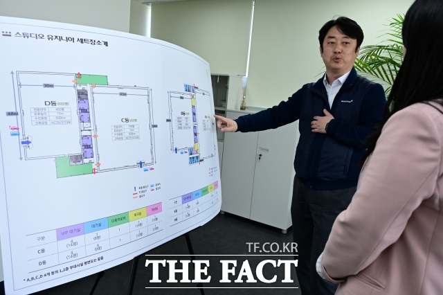 22일 경기 파주시 스튜디오 유지니아에서 고대섭 개발사업팀 과장이 <더팩트>와 인터뷰하며 스튜디오 내부 구조를 설명하고 있다. /파주=이새롬 기자