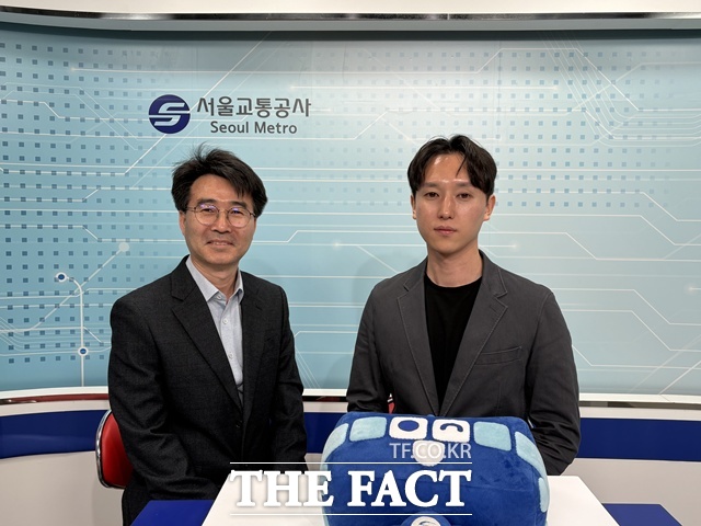 김홍진 서울교통공사 차량제작처 처장(왼쪽)과 조봉규 대리. /문화영 기자