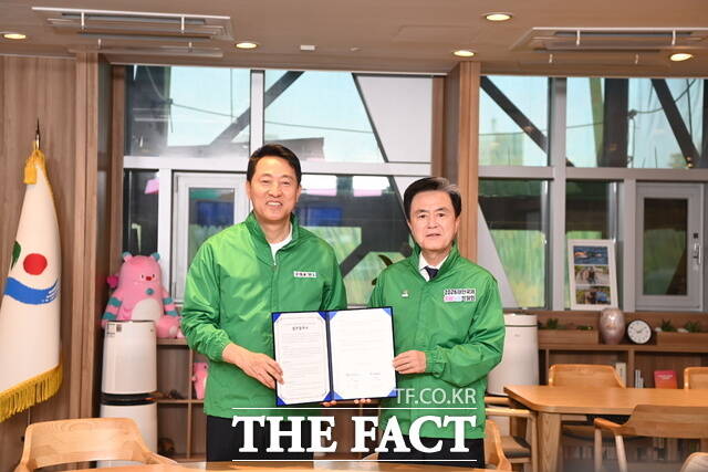 오세훈 서울시장과 김태흠 충남지사가 22일 서산시청에서 태안국제원예치유박람회 성공 개최를 위한 업무협약을 체결하고 기념촬영을 하고 있다. /충남도