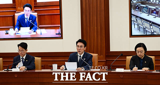 김민석 국무총리(오른쪽)가 22일 오전 서울 종로구 정부서울청사에서 열린 비상경제본부 회의에 참석해 모두발언을 하고 있다. /임영무 기자