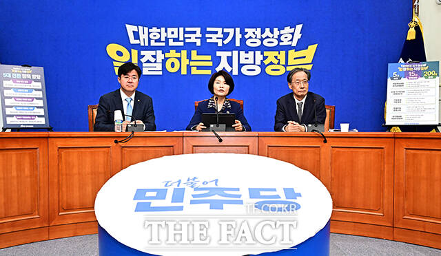 한정애 더불어민주당 정책위의장(가운데)이 22일 오전 서울 여의도 국회에서 열린 ‘대한민국 국가 정상화, 일 잘하는 지방정부' - 제9회 전국동시지방선거 더불어민주당 공약 발표 행사에 참석해 발언을 하고 있다. /국회=배정한 기자