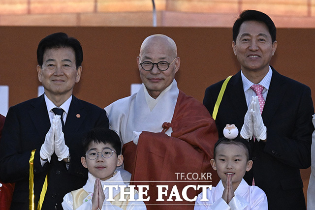 '2026년 부처님오신날 봉축점등회'가 22일 오후 서울 종로구 광화문광장에서 열린 가운데 조계종 총무원장 진우스님과 오세훈 서울시장, 정동영 통일부 장관을 비롯한 참석자들이 점등을 하고 있다. /송호영 기자