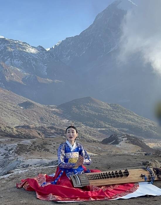 연예인 대원으로 참여한 고보석(국립국악원 수석 거문고 1인자)이 광활한 히말라야 대자연을 배경으로 '아리랑' 거문고 연주와 함께 월드컵 8강 기원제가 진행됐다. /비전Q프로덕션