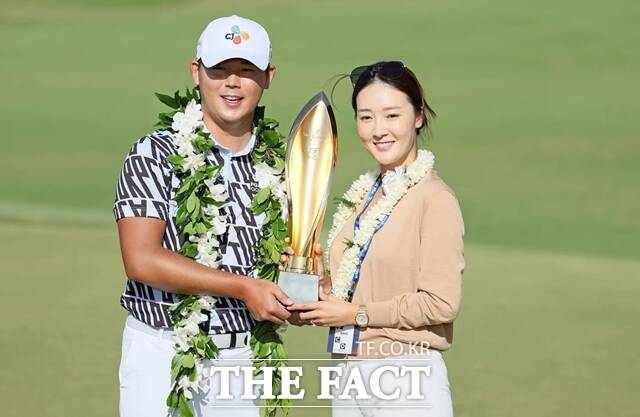 김시우(왼쪽)가 2023년1월, 소니오픈에서 우승한 뒤 아내 오지현과 함께 트로피를 들고 즐거워하고 있는 모습./김시우 인스타그램