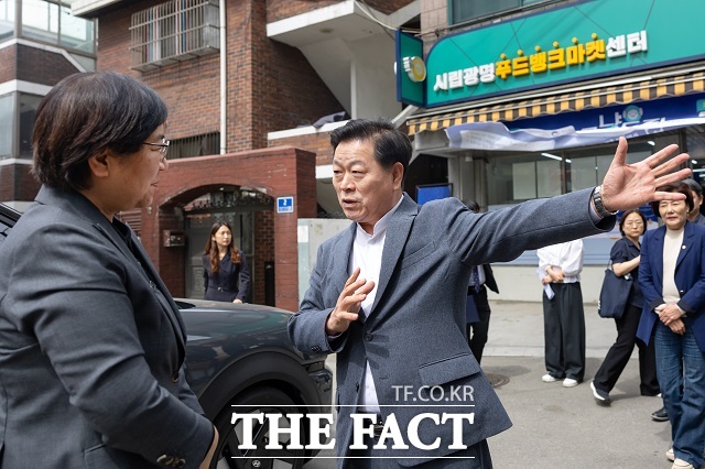 박승원 광명시장 예비후보가 21일 그냥드림 사업과 푸드마켓 현장에서 정은경 보건복지부 장관과 대화를 나누고 있다. /박승원 후보 캠프