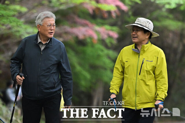 문재인(왼쪽) 전 대통령과 강기정 광주시장이 22일 오전 광주 무등산국립공원을 등반하고 있다. /뉴시스