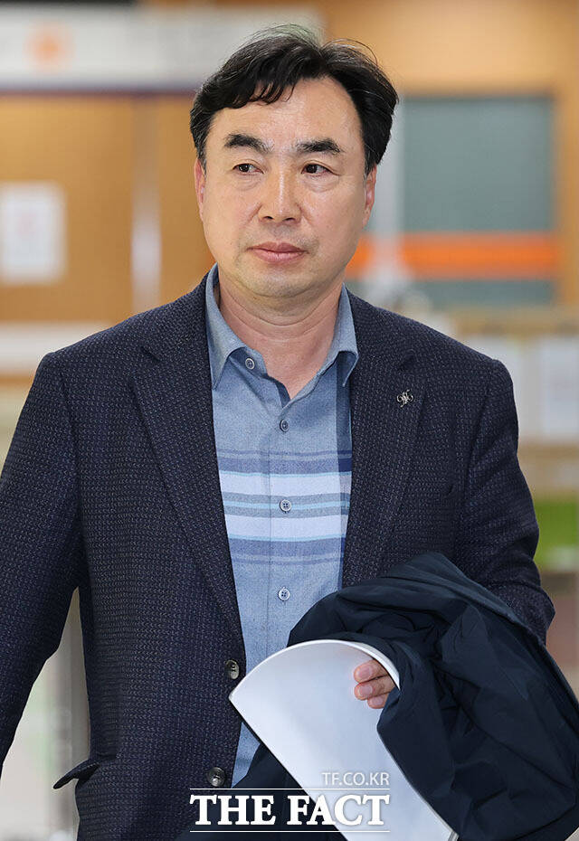 입법 로비·뇌물수수 등의 혐의를 받는 윤관석 전 의원이 22일 오후 서울 서초구 서울중앙지방법원에서 열린 공판에 출석하고 있다. /서예원 기자